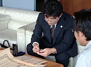 岡田さんの思い出を語る竜一さんと国定市長