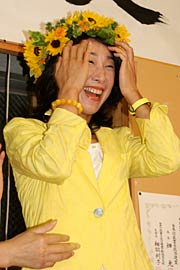  ヒマワリの花の冠をかぶせてもらって喜んだり照れたり