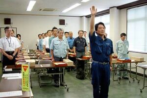 燕市交通安全協会が交通事故防止を3カ月にわたる交通安全「旗」リレーの出発式