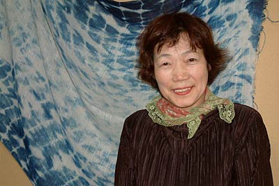 15年ぶりにあい染め創作を再開し、藍の森作品展を開いている田代カチ野さん