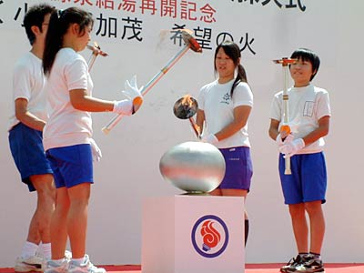 5日行われた「加茂美人の湯源泉給湯再開記念　トキめき新潟国体・加茂市炬火採火式」、児童生徒で炬火台に点火