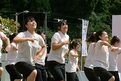 地元新潟中央短大の学生がトッキッキダンスコンテスト一般の部の県大会優勝の「お祝いのトッキッキダンス」を披露