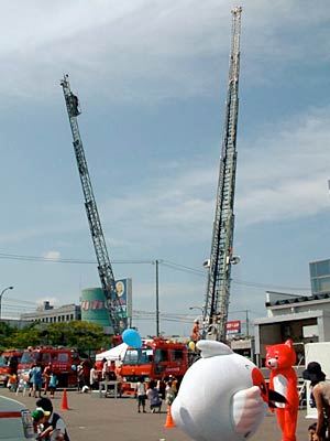  6日に県央サティで開かれた消防防災・救急フェア