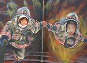 イラストの消防士の顔の部分をくり抜いた所に自分の顔を入れる「顔ハメ」で記念撮影