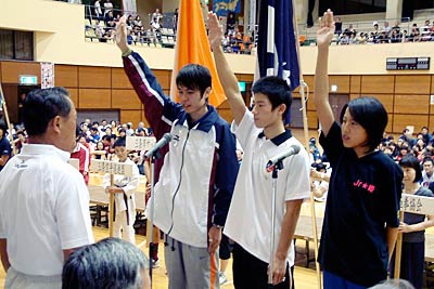 選手宣誓する左から土佐選手、大坂選手、此間選手