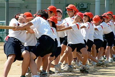 学校区内の3小学校の6年生も参加して開かれた三条第三中の運動会、小中学生が一緒になって綱引き