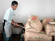 コメ袋に穀さしを刺してコメを採取