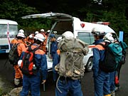 資機材を背負って救助に向かう