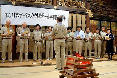 疑似営火を囲んで連盟かや団歌など斉唱