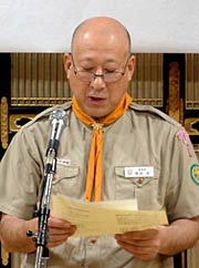 あいさつする黒田団委員長