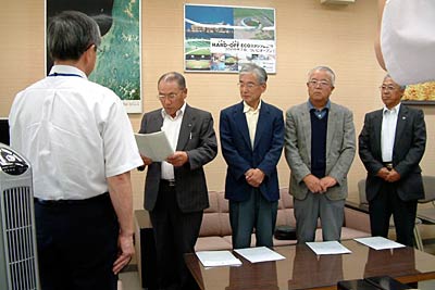 県庁で野沢土木部長に要望書を手渡す嵐川橋周辺の自治会長ら
