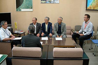 野沢土木部長と嵐川橋周辺の自治会長、国定三条市長で懇談