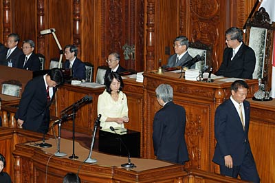 衆院本会議の首相指名選挙で鳩山代表に投票する菊田衆院議員（写真：菊田真紀子事務所提供）