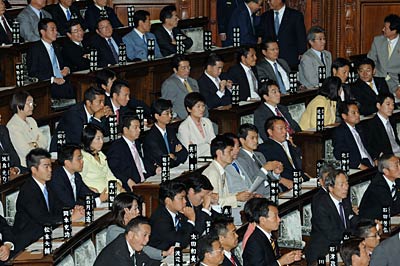 衆院本会議の菊田衆院議員（左中ほどの黄色い服が菊田衆院議員、写真提供：菊田真紀子事務所）