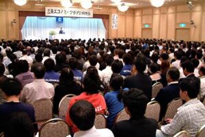 三条エコノミークラブ主催、「マネーの虎」の堀之内九一郎さんの講演に1,000人近く来場