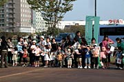 天皇皇后両陛下を見送る市民