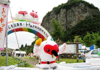 華やかなトッキッキやバルーンアーチと奇勝八木ヶ鼻