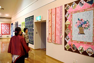 4日まで弥彦村総合コミュニティーセンターで開かれている作品展「生命の木～活力ある日々に向けて」