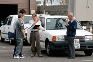 燕署が燕中央自動車学校でシルバードライビングスクールを開き、高齢者の自動車運転の安全性をチェック