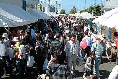 5.2万人の人出でにぎわった第29回燕製品青空即売会