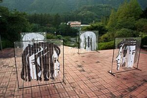 18日まで弥彦総合文化会館周辺を会場に現代アート並ぶ2009弥彦・野外アート展