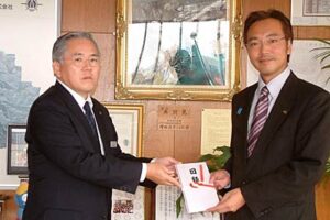 東北電力がことしも三条市に街路灯50基を寄付