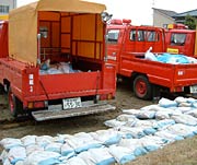三条市消防本部で車両に土のうの積み込み