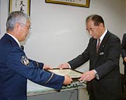 佐藤支店長に感謝状を手渡す八幡署長