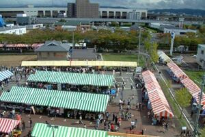 リサーチコア周辺を会場に初めての燕三条まつりは家族連れなど約2万人の人出でにぎわう