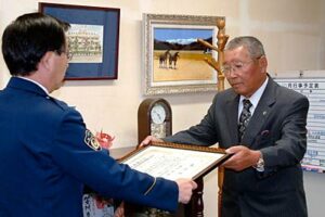太田三条署長から防犯栄誉銅章の伝達を受ける栄北部防犯連絡協議会の須戸会長