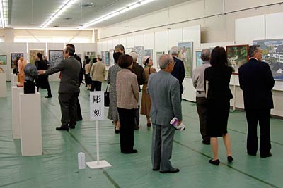 市民でにぎわう展示会場