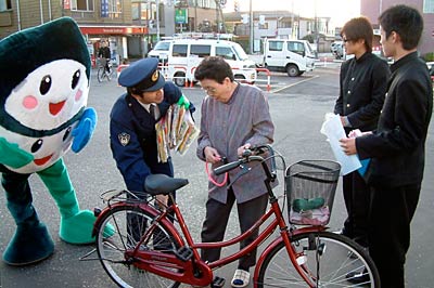 三条市内の駅駐輪場で行われた「愛鍵ツーロック運動」