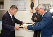 賞状を伝達する八幡燕署長