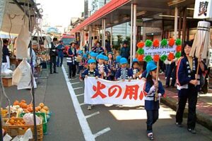 秋の全国火災予防運動に先がけて燕地区商店街で燕市つぼみ保育園の防火パレード