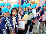 火の用心のうたを歌う子どもたち