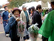抽選で当たった花鉢を受け取る市民