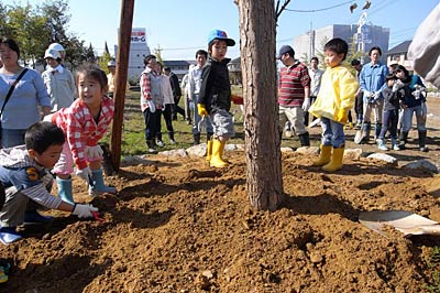 昨年の須頃郷第2号公園での植樹会の様子