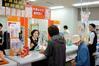 カウンターに設置した年賀はがき販売窓口を知らせるゲート