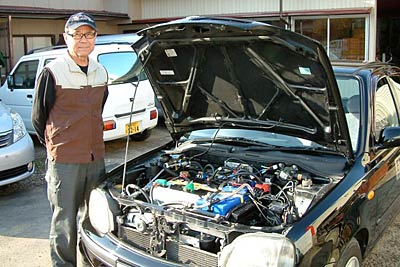 県内3台目の手作り自動車として車検を通った燕市の阿部宏平さん製作の電気自動車と阿部さん