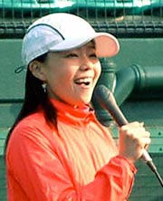 開会式でランナーを激励する千葉さん