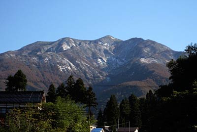 「しただブログ」に掲載された4日撮影の粟ヶ岳の初冠雪