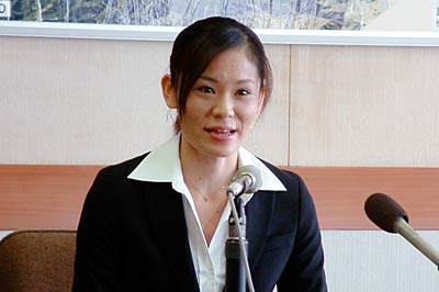 加茂市体操トレーニングセンターの指導員に着任、会見する元五輪新体操選手の齋藤里絵子さん
