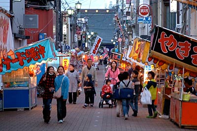 お取越にあわせて三条別院参道の本寺小路に並ぶ露店