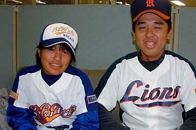 第14回関東甲信越学童女子選抜大会に出場する鈴木梨美さん(左)と田島リトルライオンズの黒鳥監督(右)