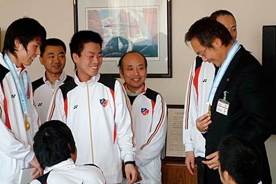 選手団のメダルをかけさせてもらう国定市長