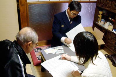 秋の火災予防運動のあわせて三条市内のひとり人暮らし世帯の訪問、防火指導