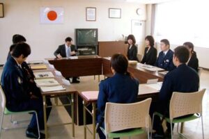 干場県警本部長が三条署の若手署員と懇談