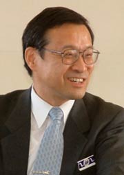 にこやかに話す干場本部長