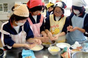 下田中1年生がコロッケ「越の紅コロ」のオリジナルレシピを創作して試食会