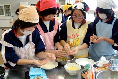 オリジナルの「越の紅コロ」を調理する下田中の料理コースの1年生